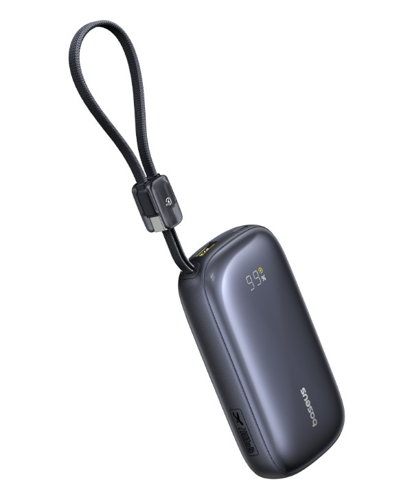 Koyu gri powerbank, kordonlu ve %99 şarj göstergeli.