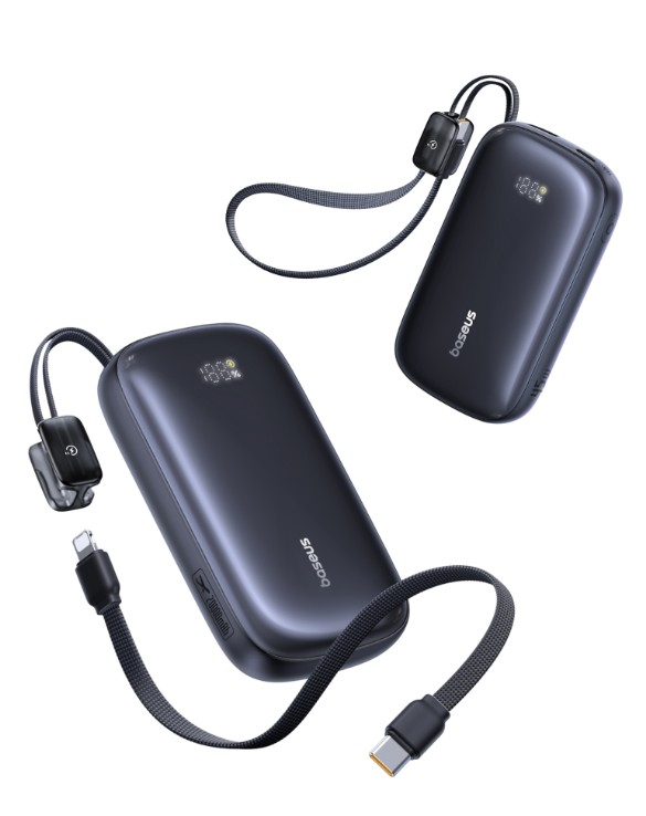 Dijital ekranlı ve kablolu iki siyah powerbank, beyaz arka plan.