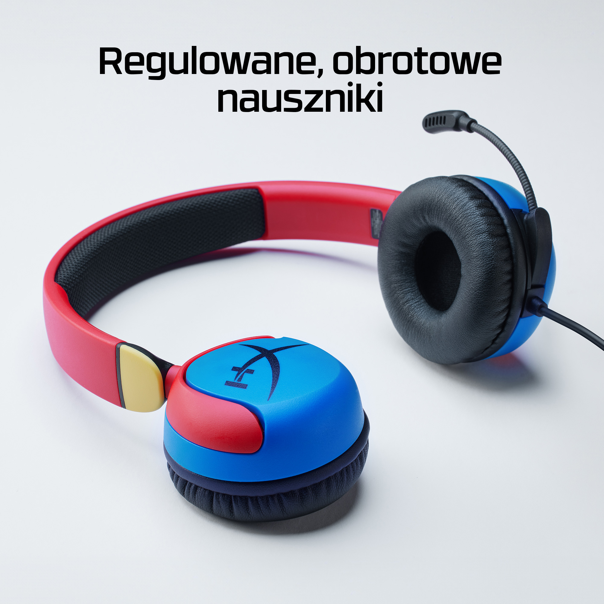 Czerwono-niebieskie słuchawki z mikrofonem na białym tle.