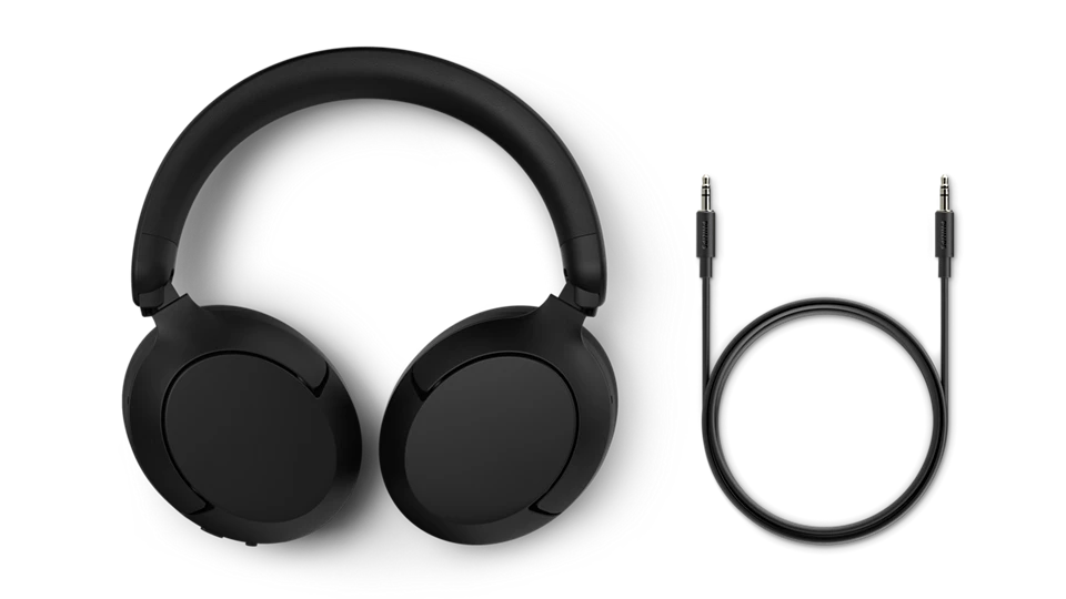 Schwarze Over-Ear-Kopfhörer und ein schwarzes Audiokabel auf schwarzem Hintergrund.