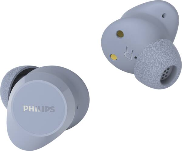 Dwa jasnoniebieskie bezprzewodowe słuchawki Philips na białym tle. Jeden pokazuje logo Philips.