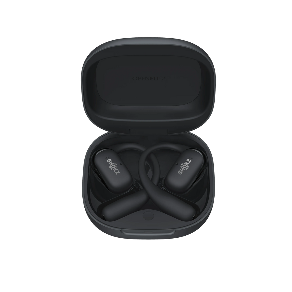 Czarne słuchawki SHOKZ OpenFit 2 w otwartym etui ładującym.