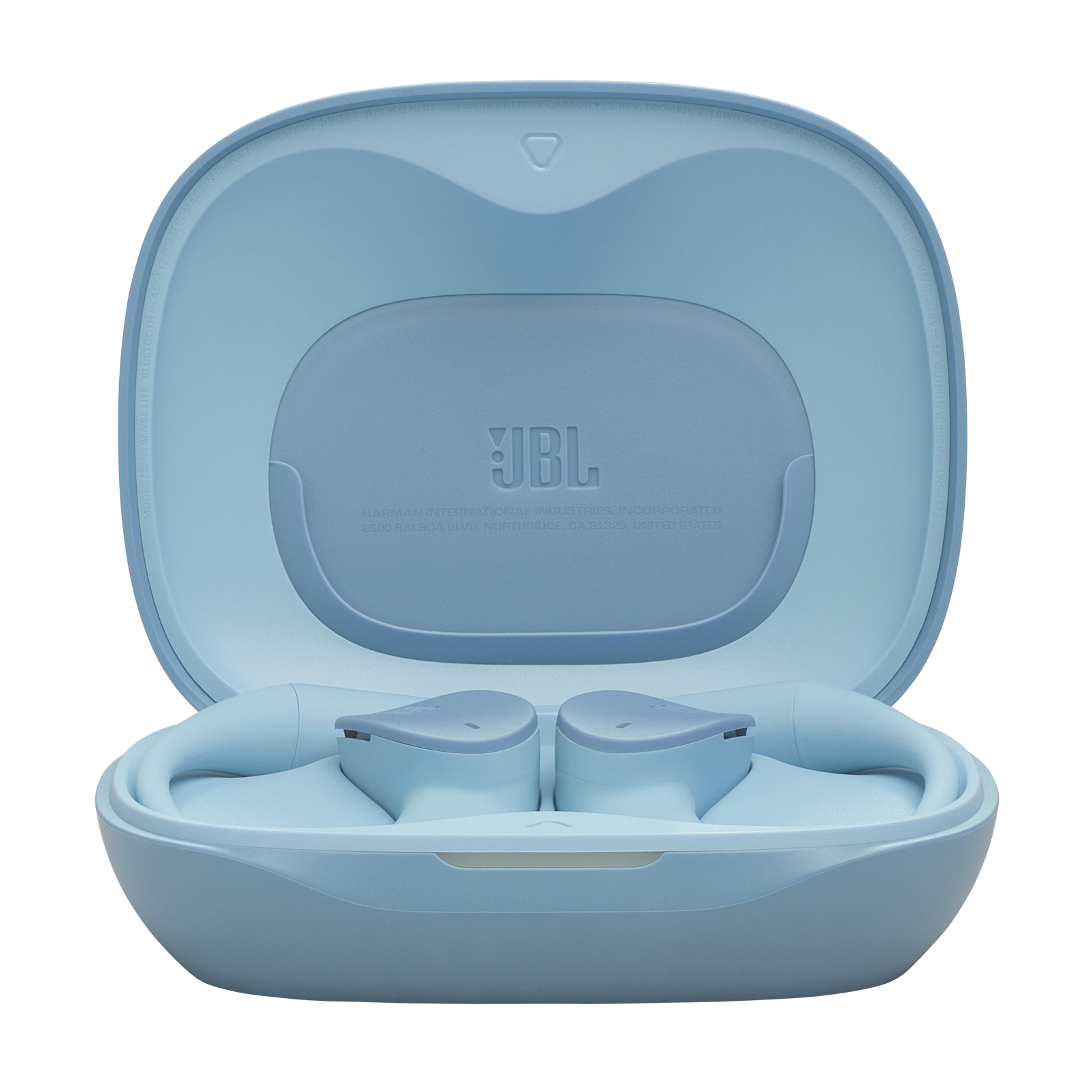 Jasnoniebieskie słuchawki JBL w otwartym etui ładującym. Widoczne logo JBL.