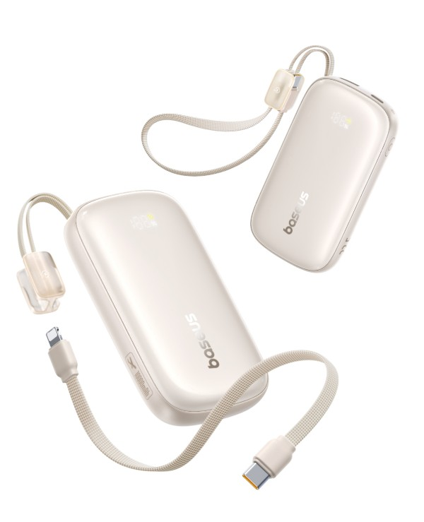 İki krem rengi powerbank, beyaz arka plan üzerinde kordonlar ve USB kablolarıyla.