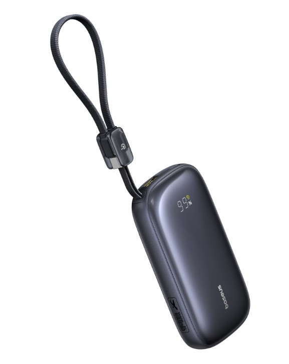Koyu, dikdörtgen bir powerbank, kordonlu ve %99 dijital ekranlı.