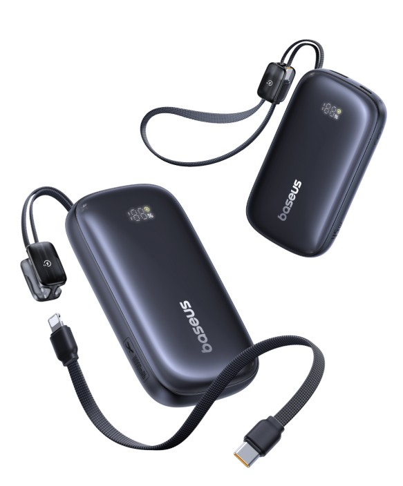 İki adet lanyard ve dijital ekranlı koyu renkli powerbank. Bir şarj kablosu görünüyor.
