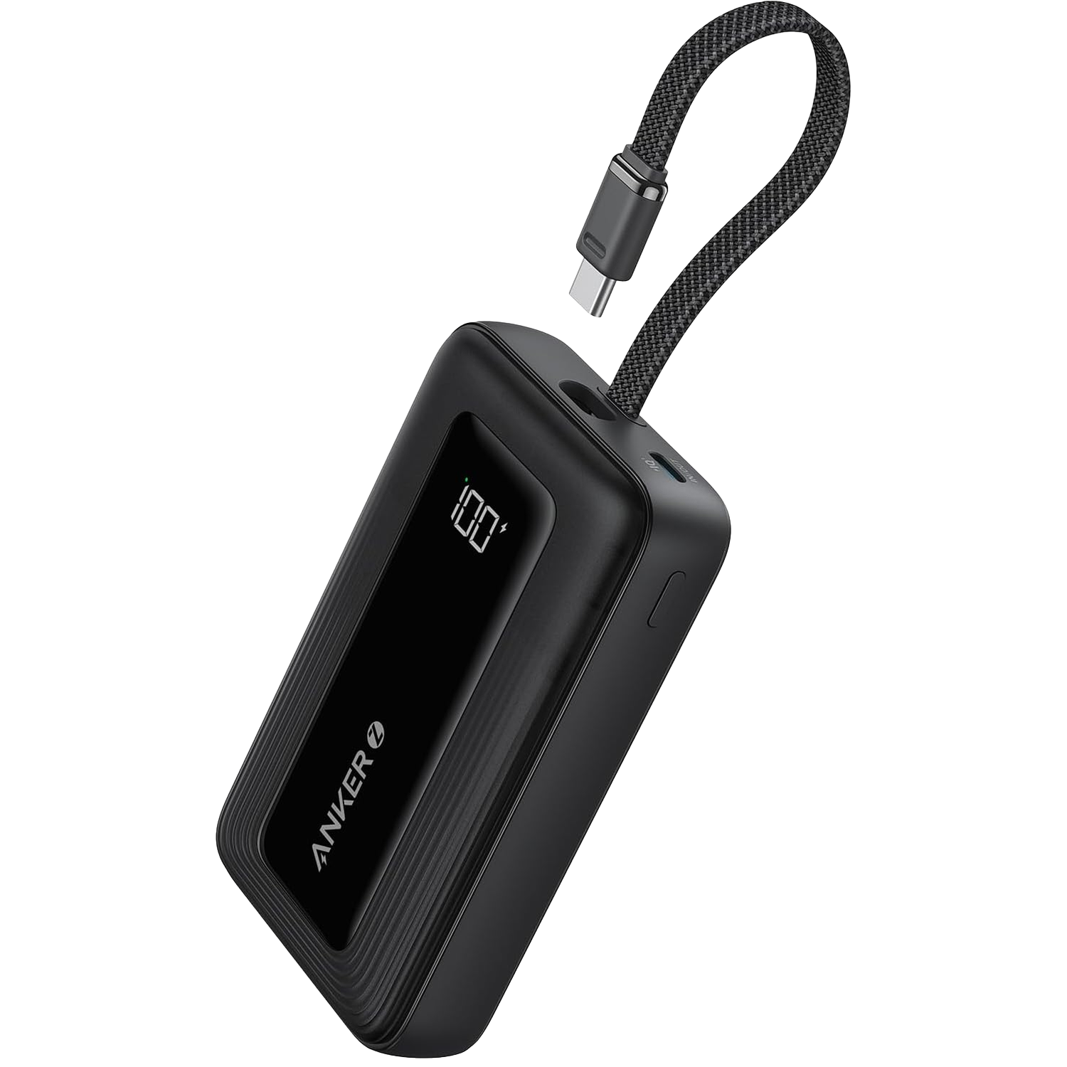 Zwarte Anker powerbank met digitaal display dat 100% lading aangeeft en kabel.
