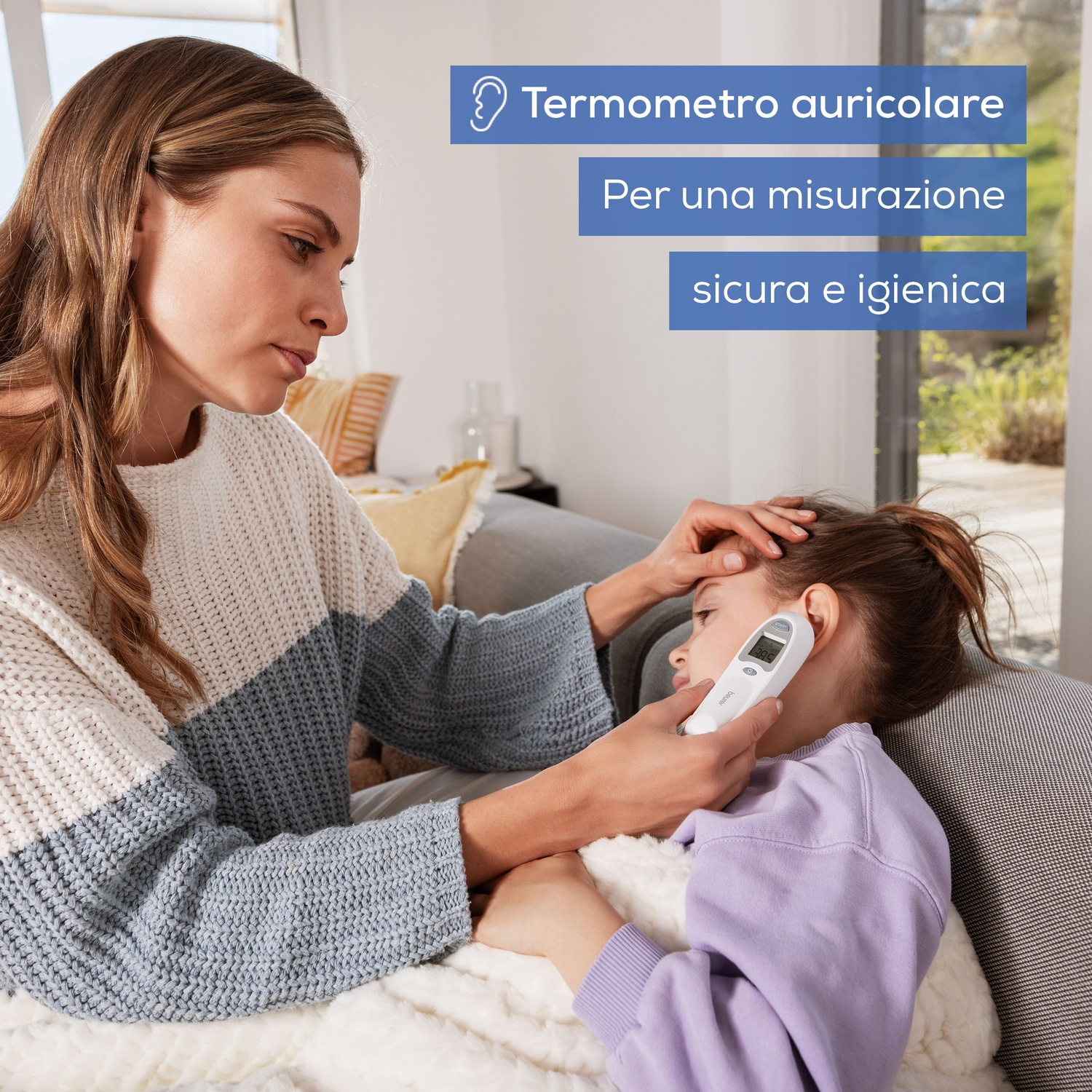 Donna misura temperatura orecchio bambino con termometro. Focus sicurezza.