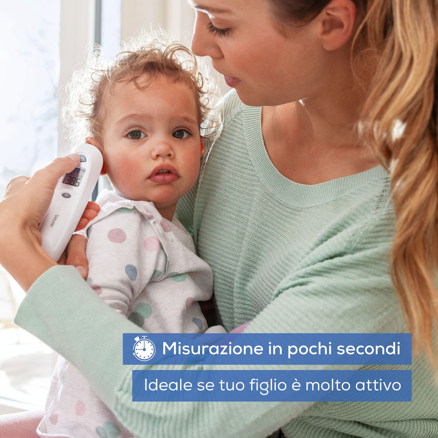 Madre misura febbre al bambino con termometro. Misurazione rapida.