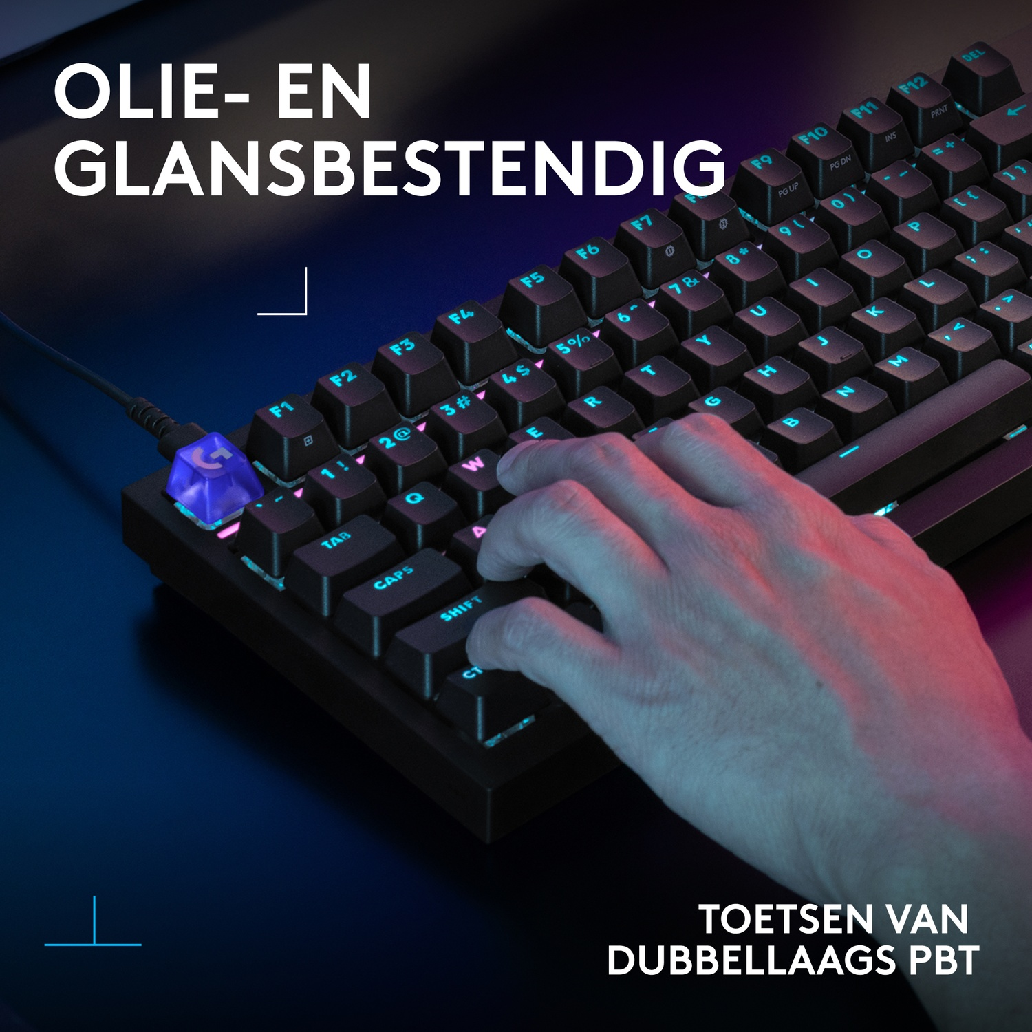 Een hand typt op een zwart toetsenbord met blauwe achtergrondverlichting. Tekst boven en onder.