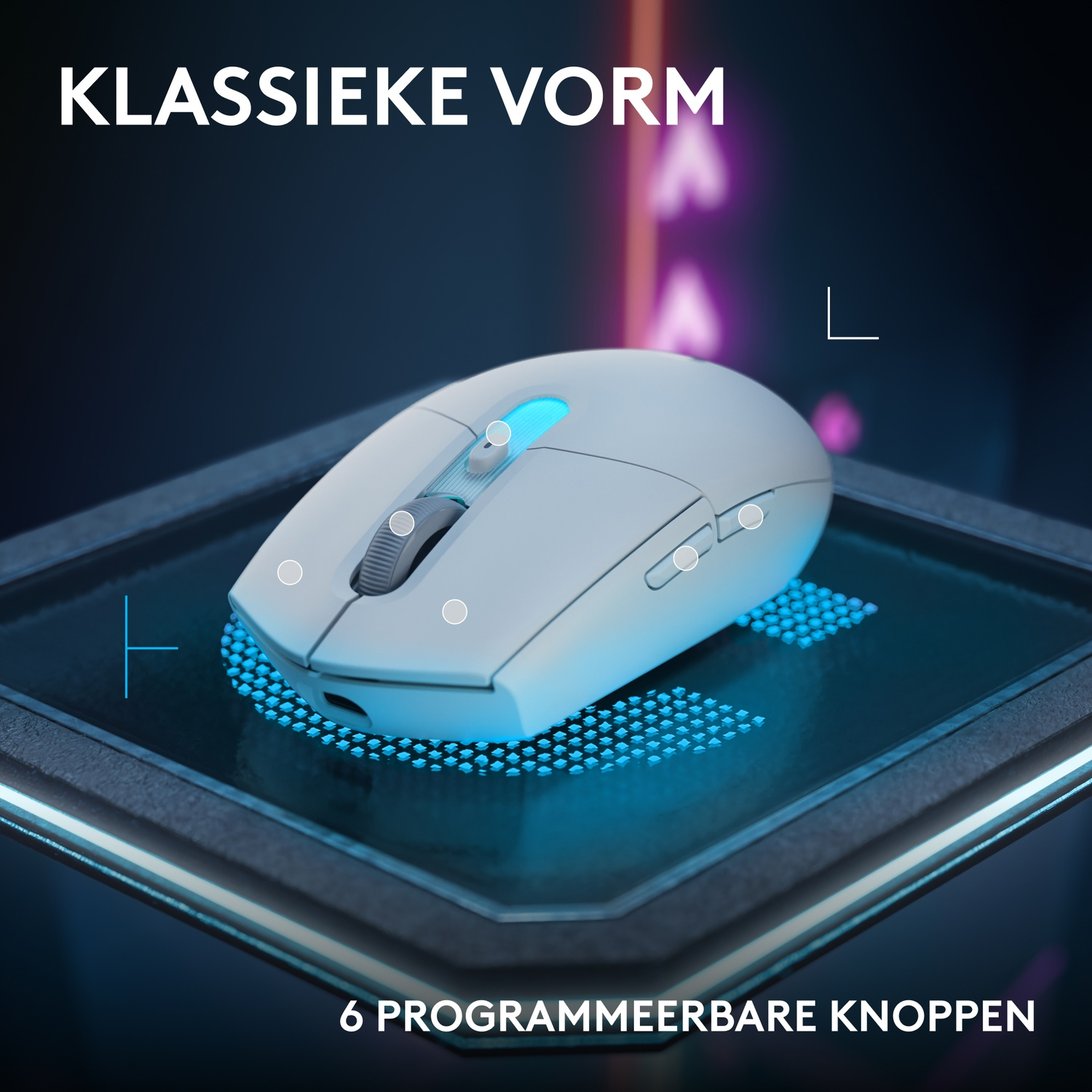 Witte muis met blauwe accenten op een donker platform. Tekst boven en onder.