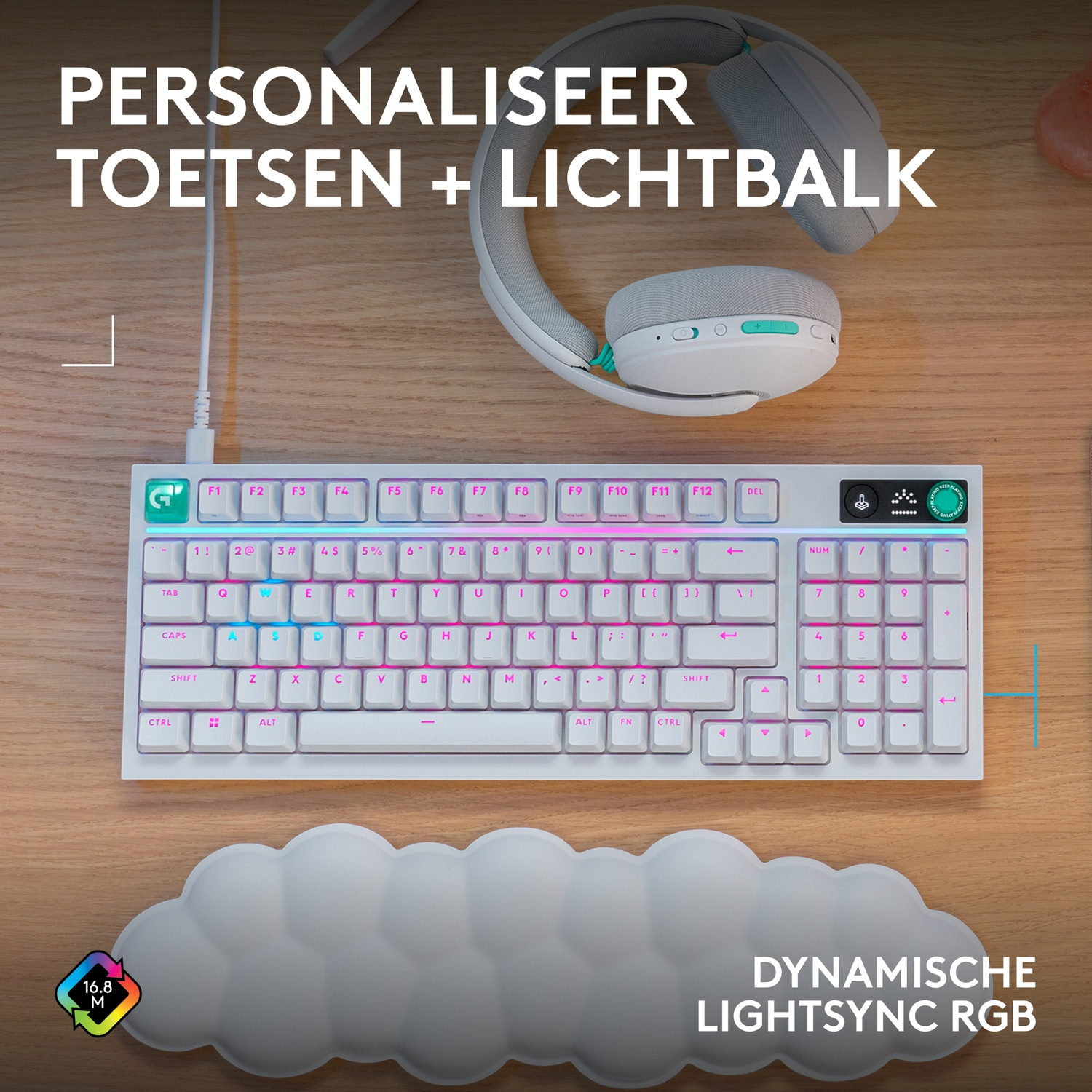 Wit RGB toetsenbord, koptelefoon en wolk polssteun op houten bureau.