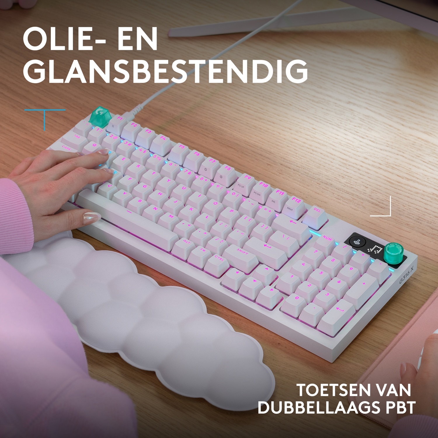 Een witte toetsenbord met roze achtergrondverlichting en een typende hand. Wolkvormige polssteun.