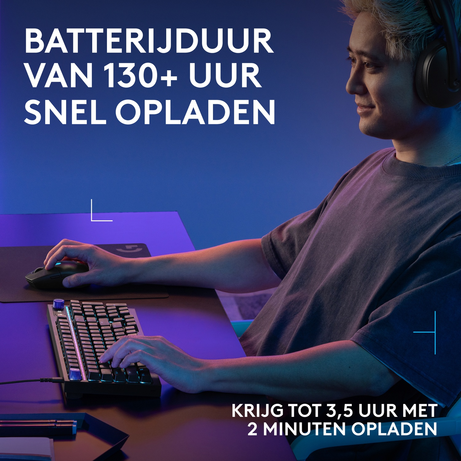 Man met koptelefoon typt op toetsenbord, gebruikt muis. Lange batterij.
