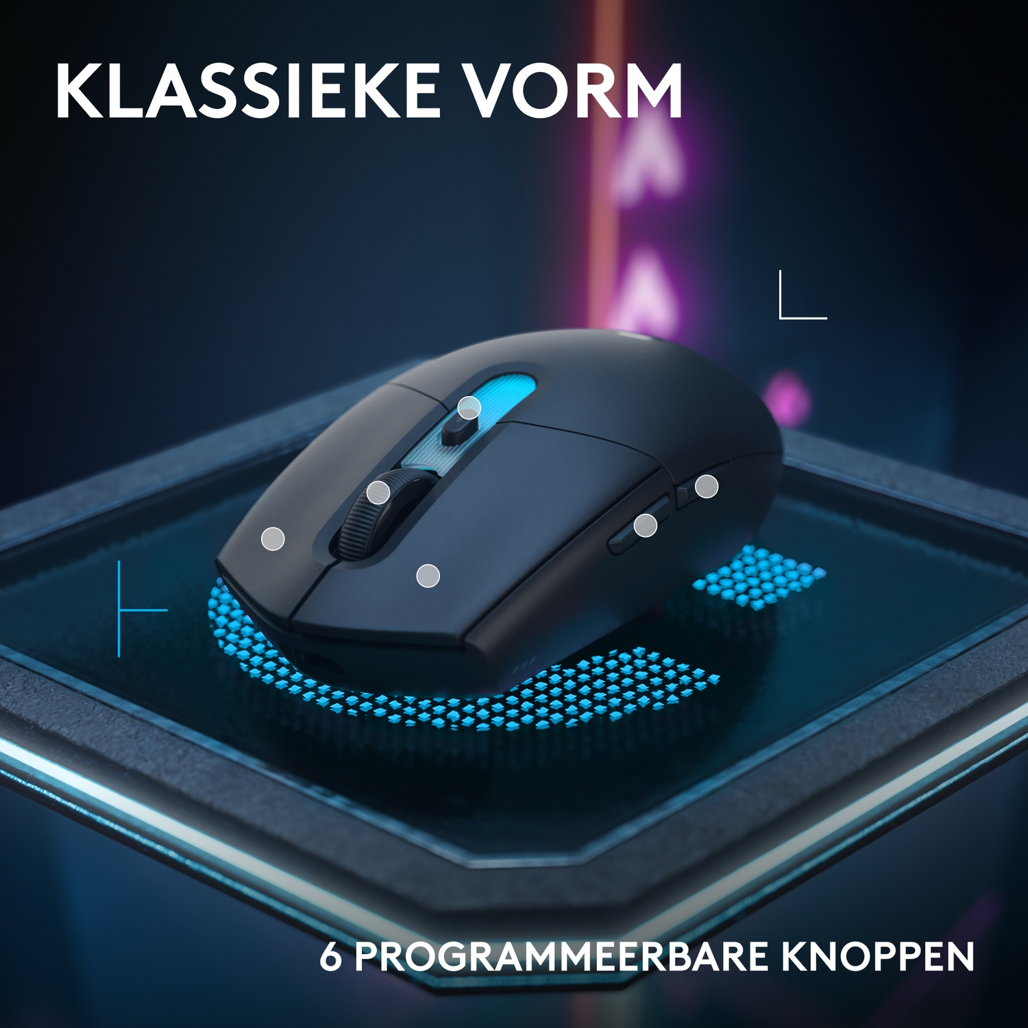 Zwarte muis met blauwe accenten op een verlichte ondergrond.