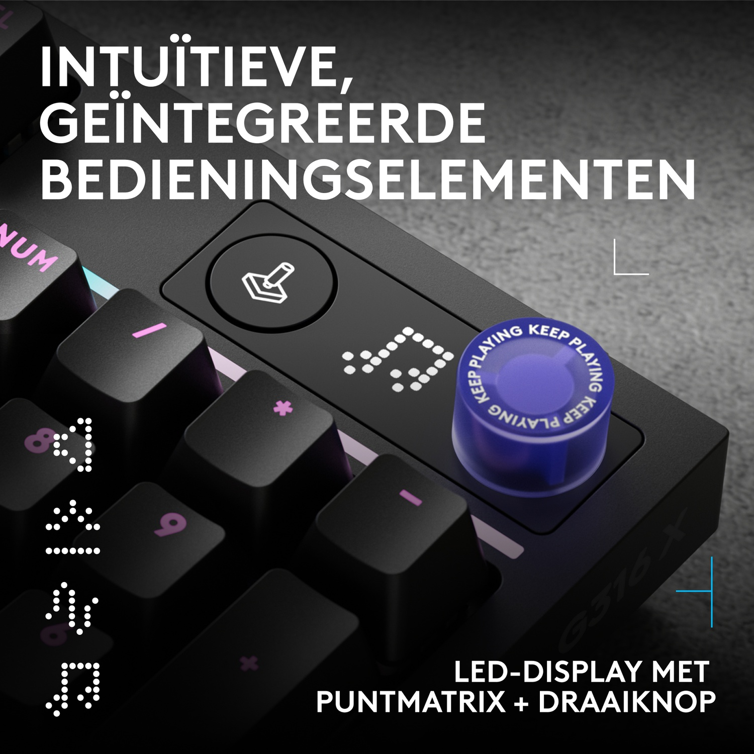 Close-up van een zwart toetsenbord met blauwe en roze toetsen. LED-display toont punten.