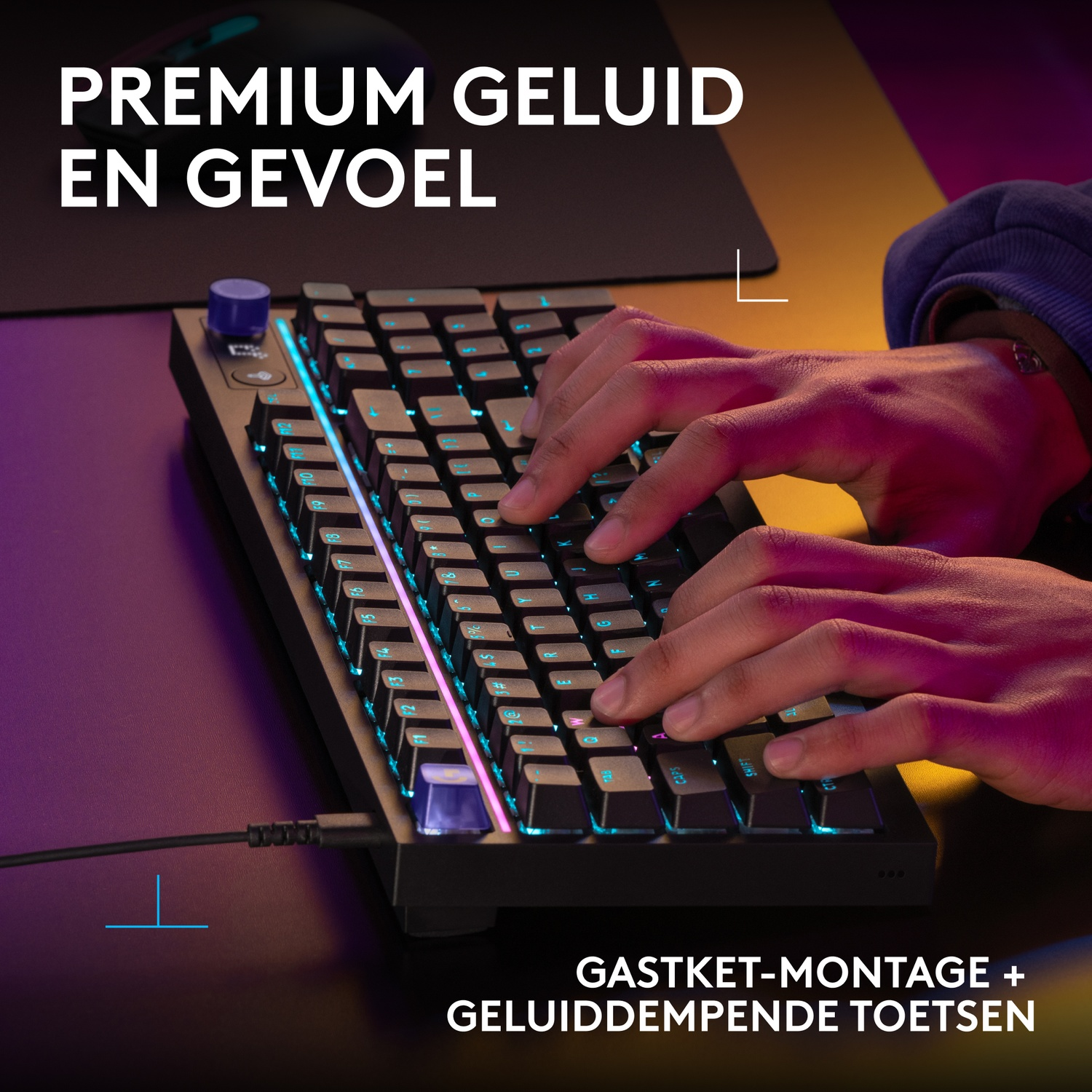 Persoon typt op een verlicht toetsenbord met blauwe en roze accenten.