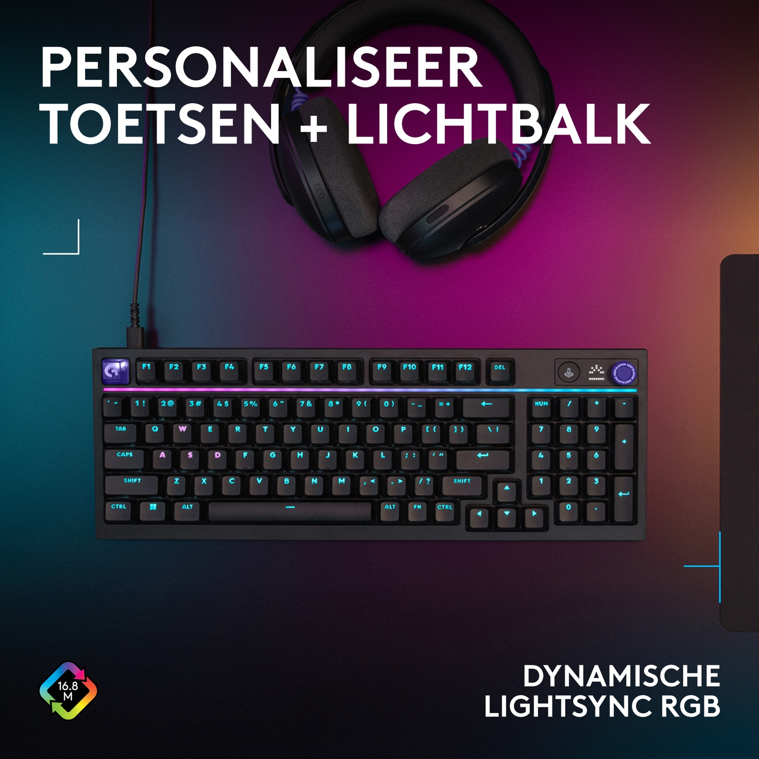 Zwart toetsenbord met RGB-verlichting en koptelefoon op achtergrond.