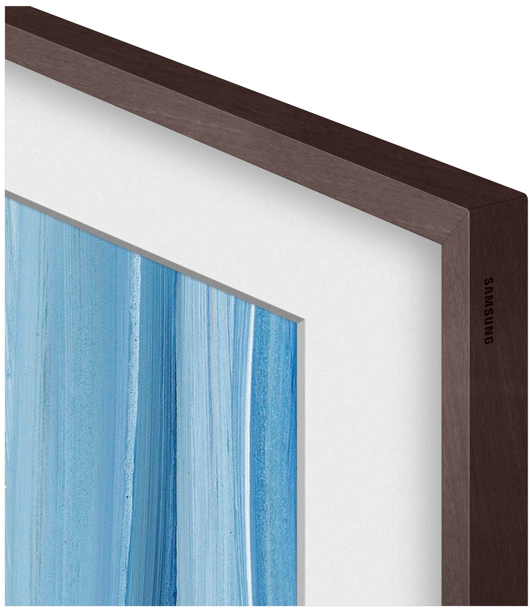 Ein moderner Fernseher mit Holzrahmen zeigt ein abstraktes Bild mit blauen Streifen.