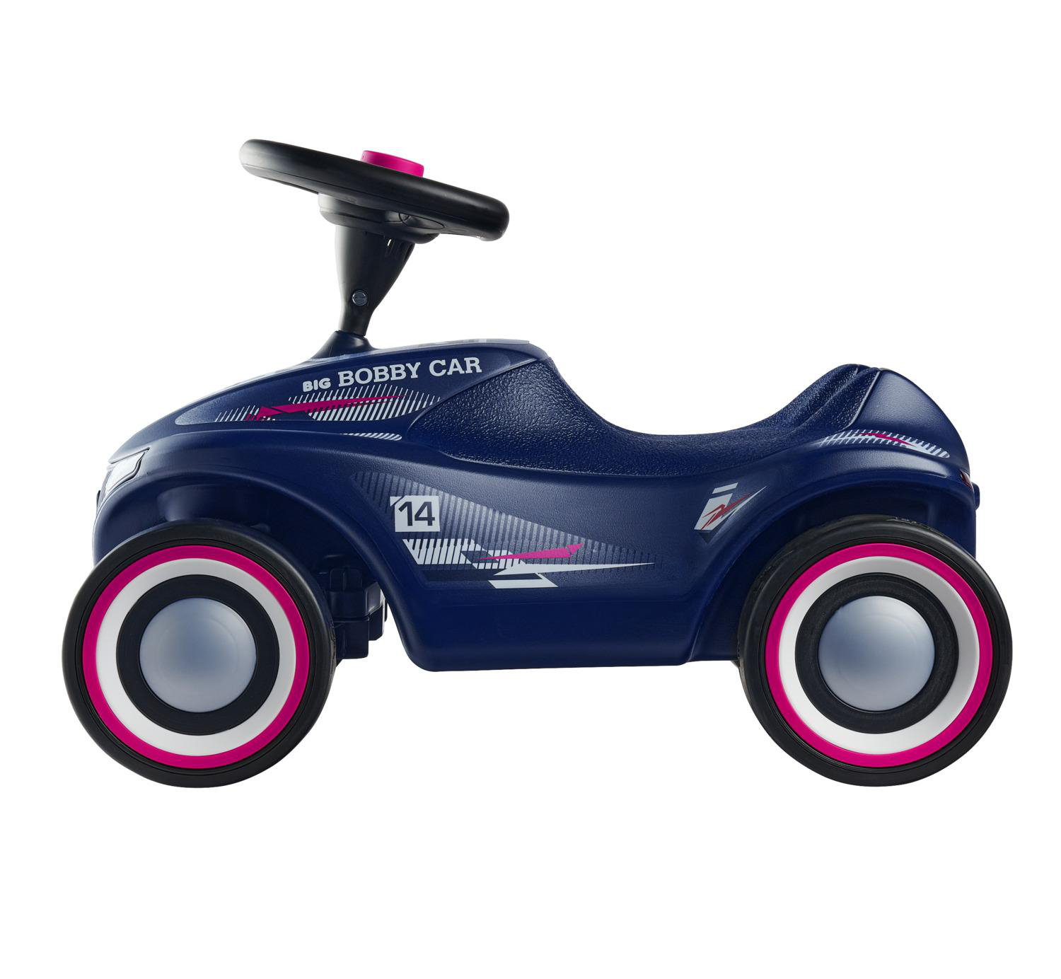 Ein dunkelblaues Bobby Car mit pinken und weißen Akzenten auf den Rädern und dem Korpus.