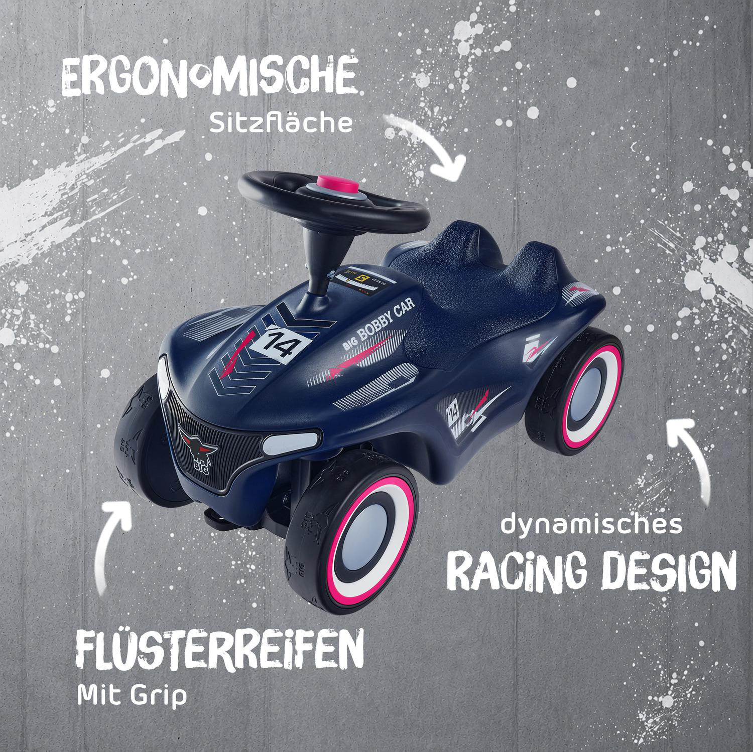 Ein dunkelblauer Big Bobby Car mit rosa Akzenten, Lenkrad und Aufklebern.