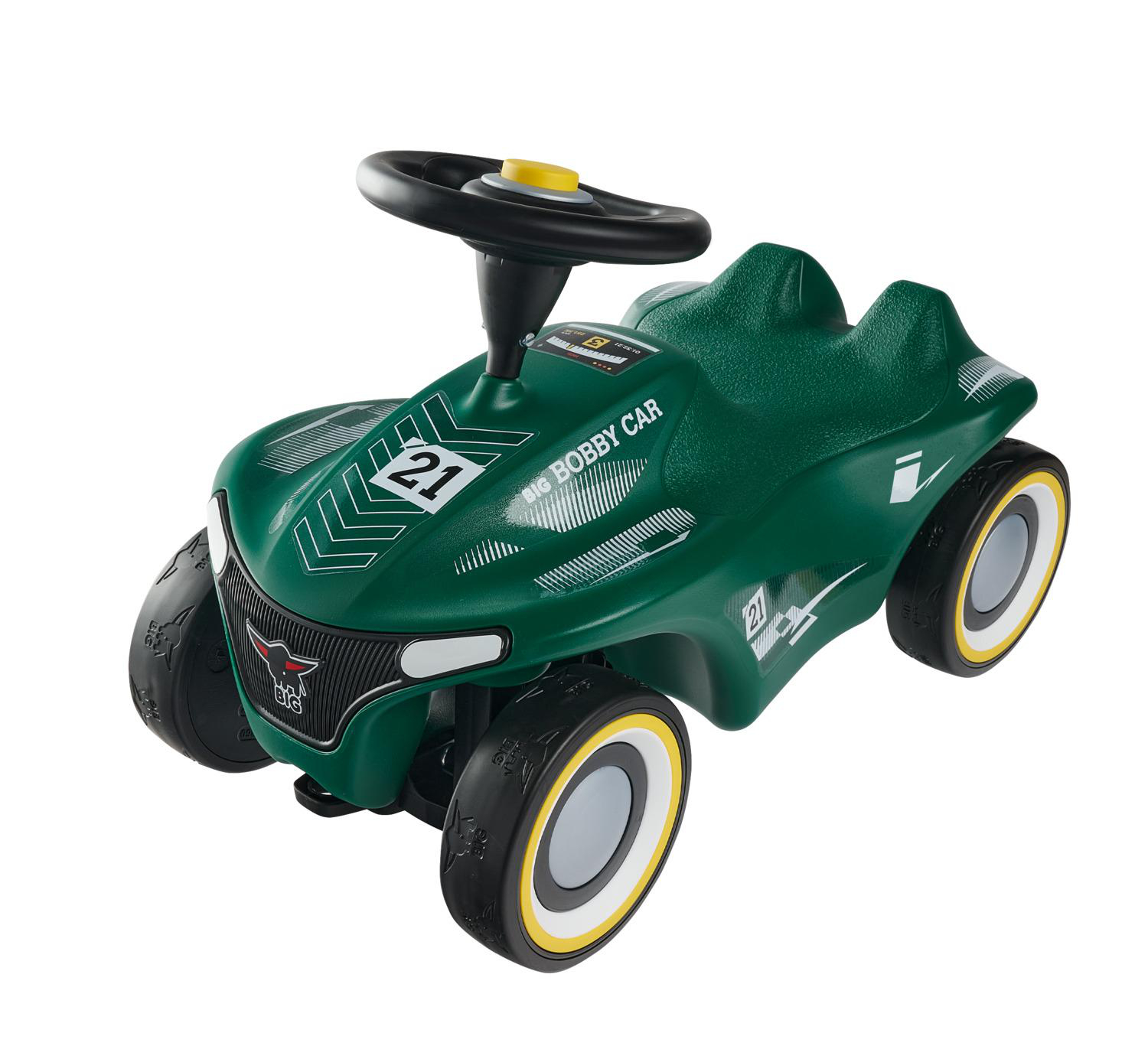 Ein grünes Bobby Car mit gelbem Lenkrad und der Zahl 21.