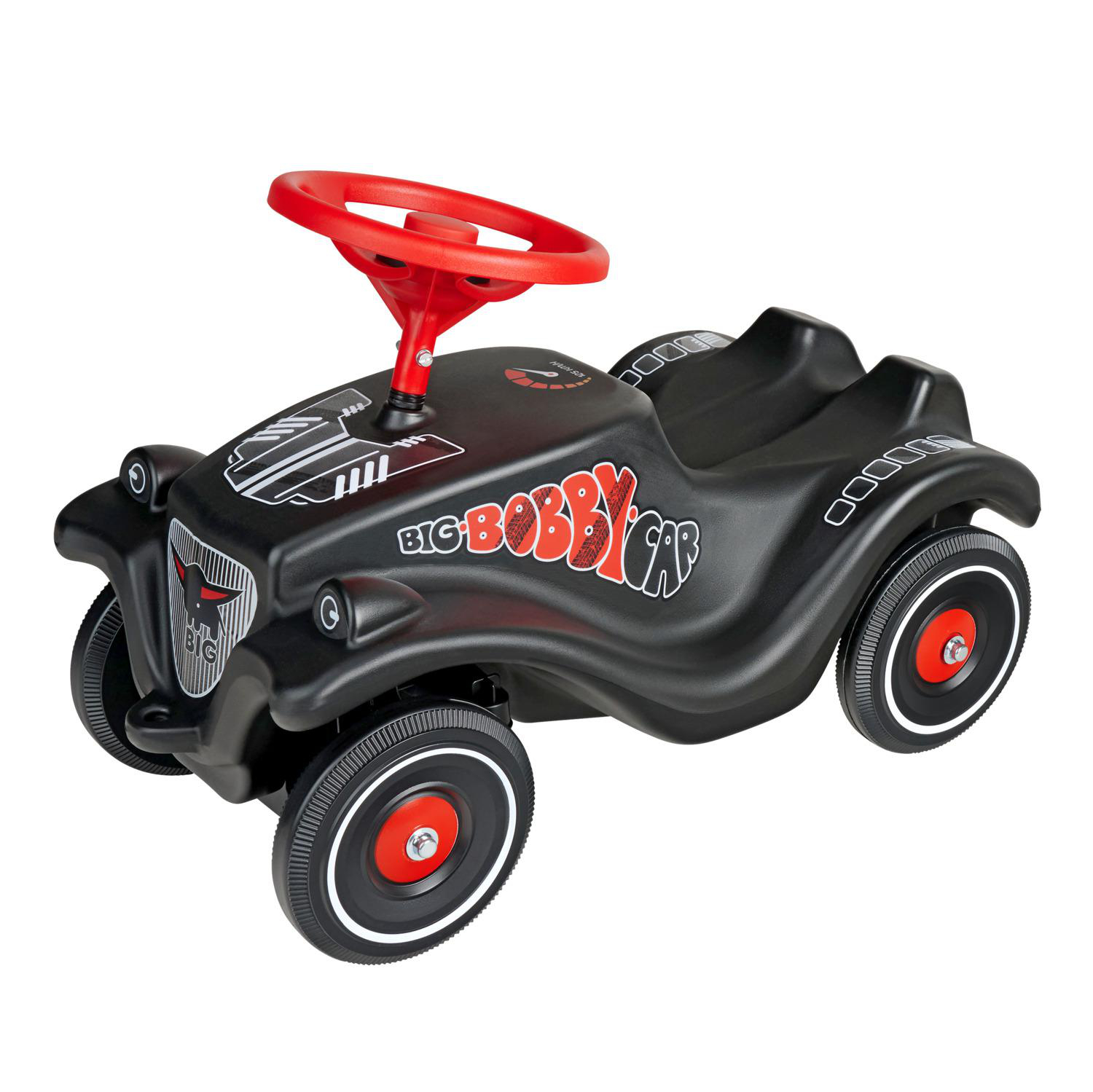 Ein schwarzes Bobby Car mit rotem Lenkrad und Aufklebern.