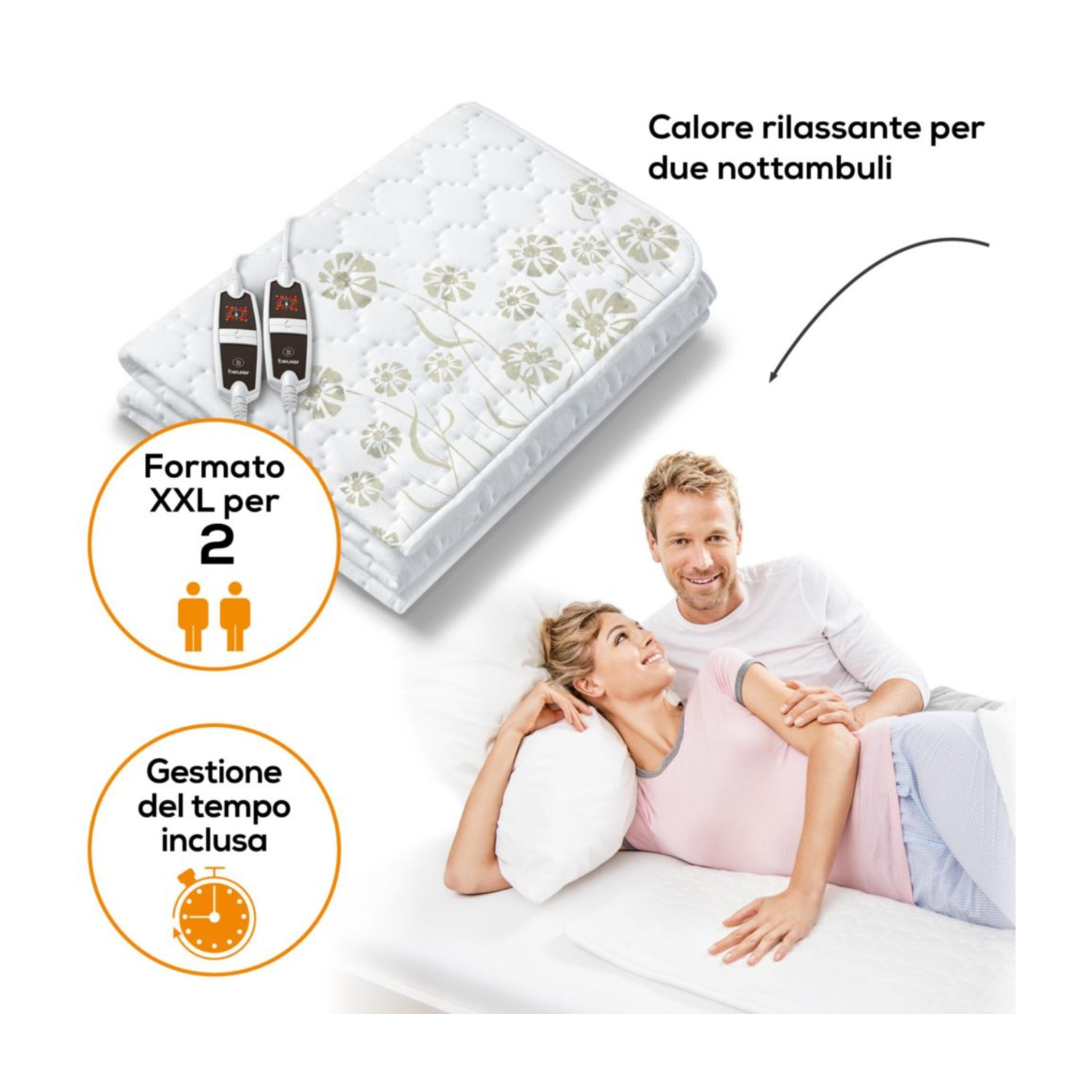Una coppia a letto su una coperta riscaldata bianca floreale con due controller.