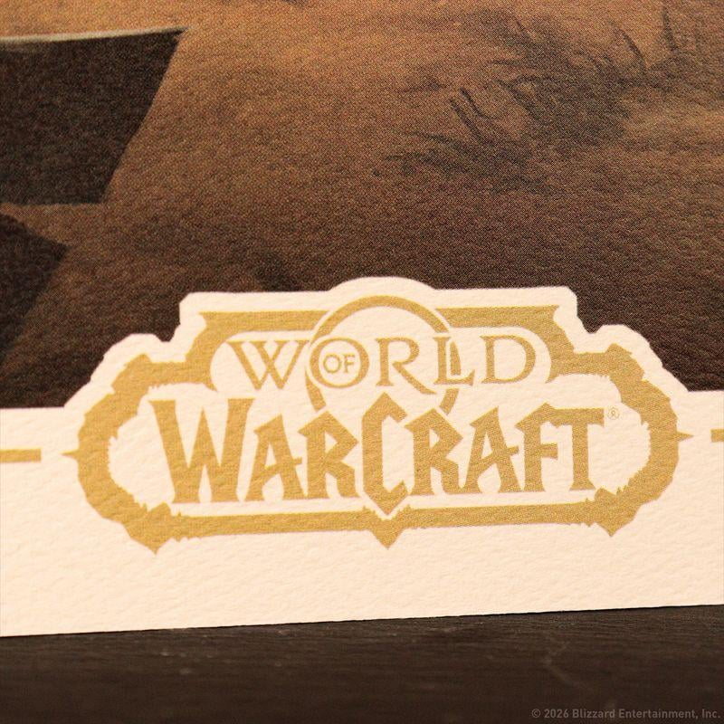 El logo de World of Warcraft en dorado sobre fondo blanco.