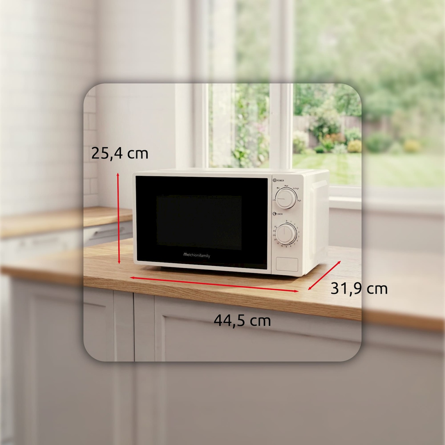 Un microonde bianco da banco, dimensioni 44,5x31,9x25,4 cm, su un bancone di legno.