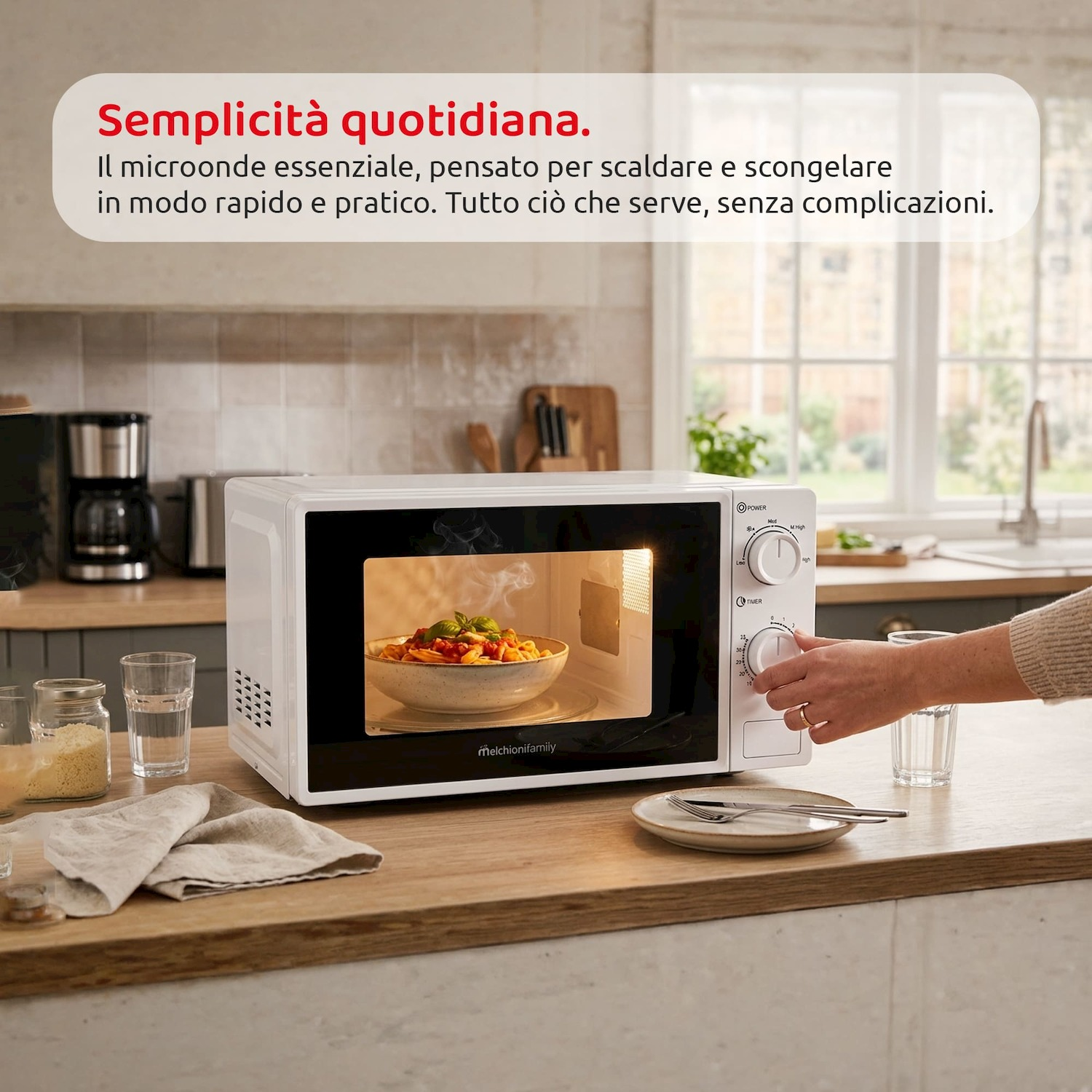 Un microonde bianco con cibo all'interno, azionato da una mano.