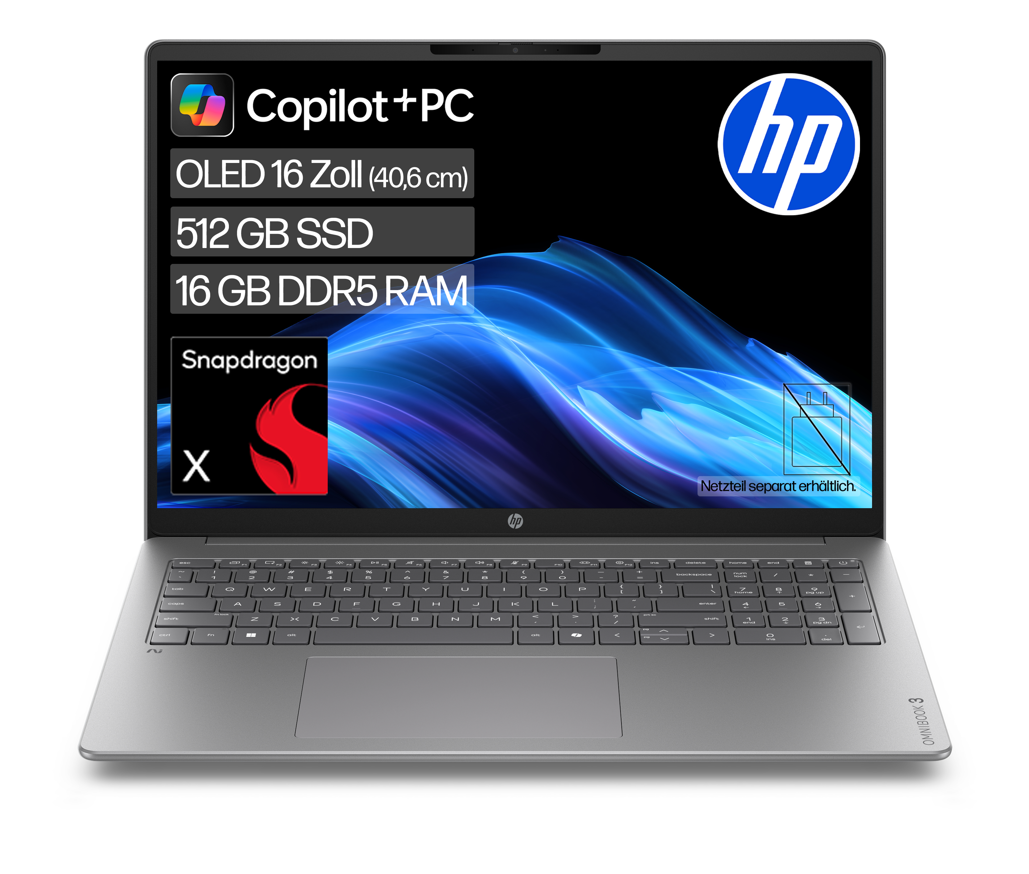 Ein silberner HP Laptop mit Copilot+ PC und Snapdragon X Logo auf dem Bildschirm.