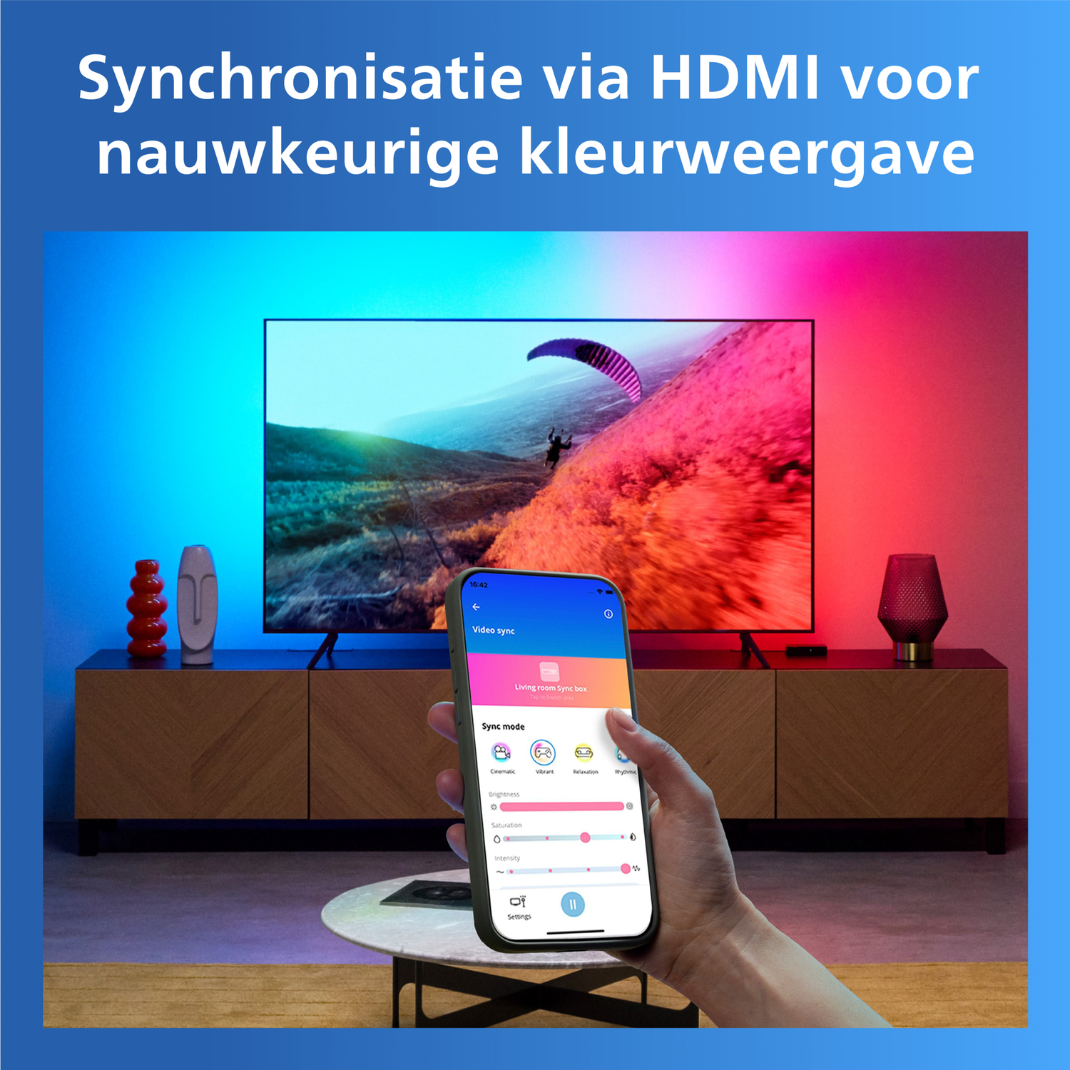 Smartphone bestuurt HDMI-sync voor kleurweergave. TV toont paraglider. Sfeerverlichting.