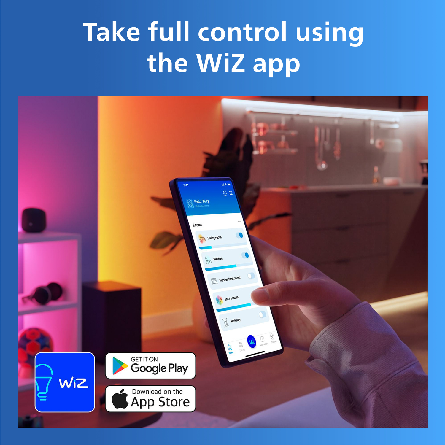 Hand houdt telefoon met Wiz app vast, toont kamers. Achtergrond: kleurrijke planken.