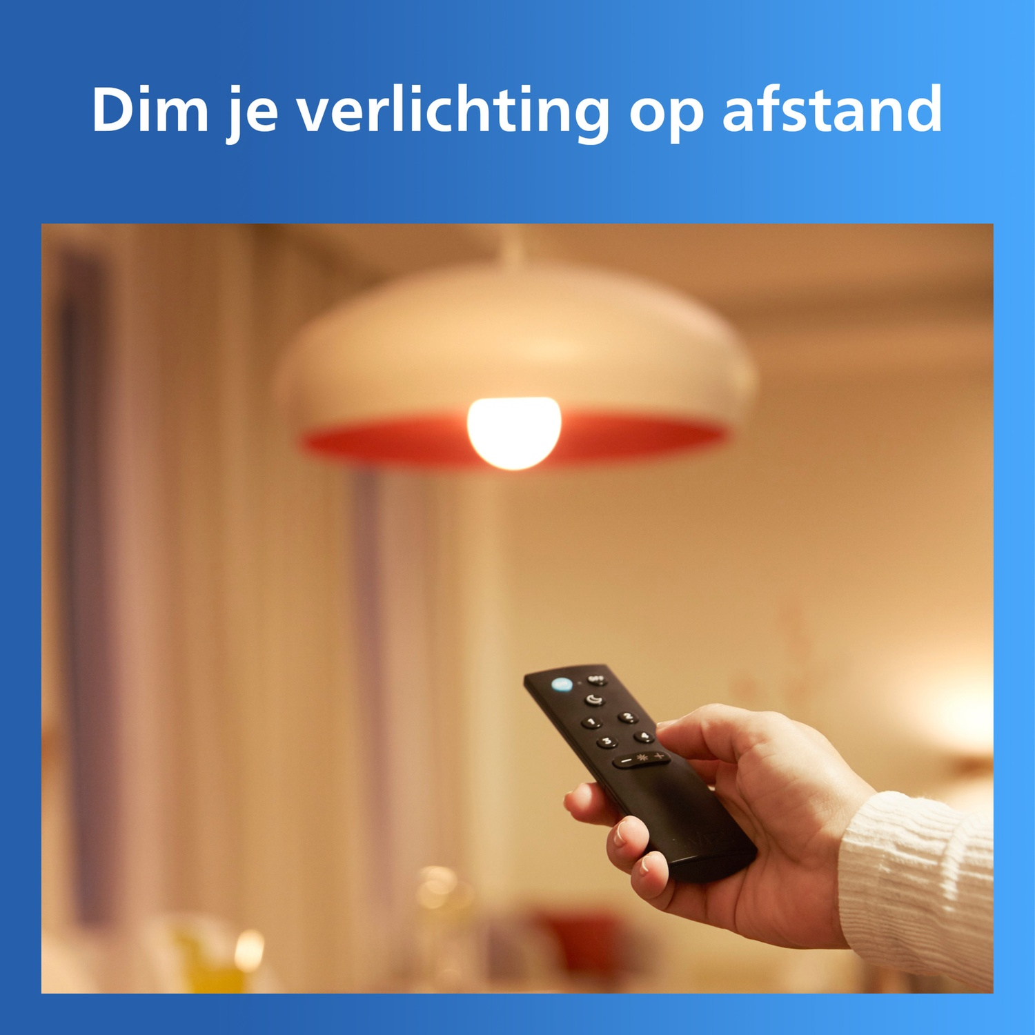Een hand houdt een afstandsbediening vast voor een gedimde lamp.