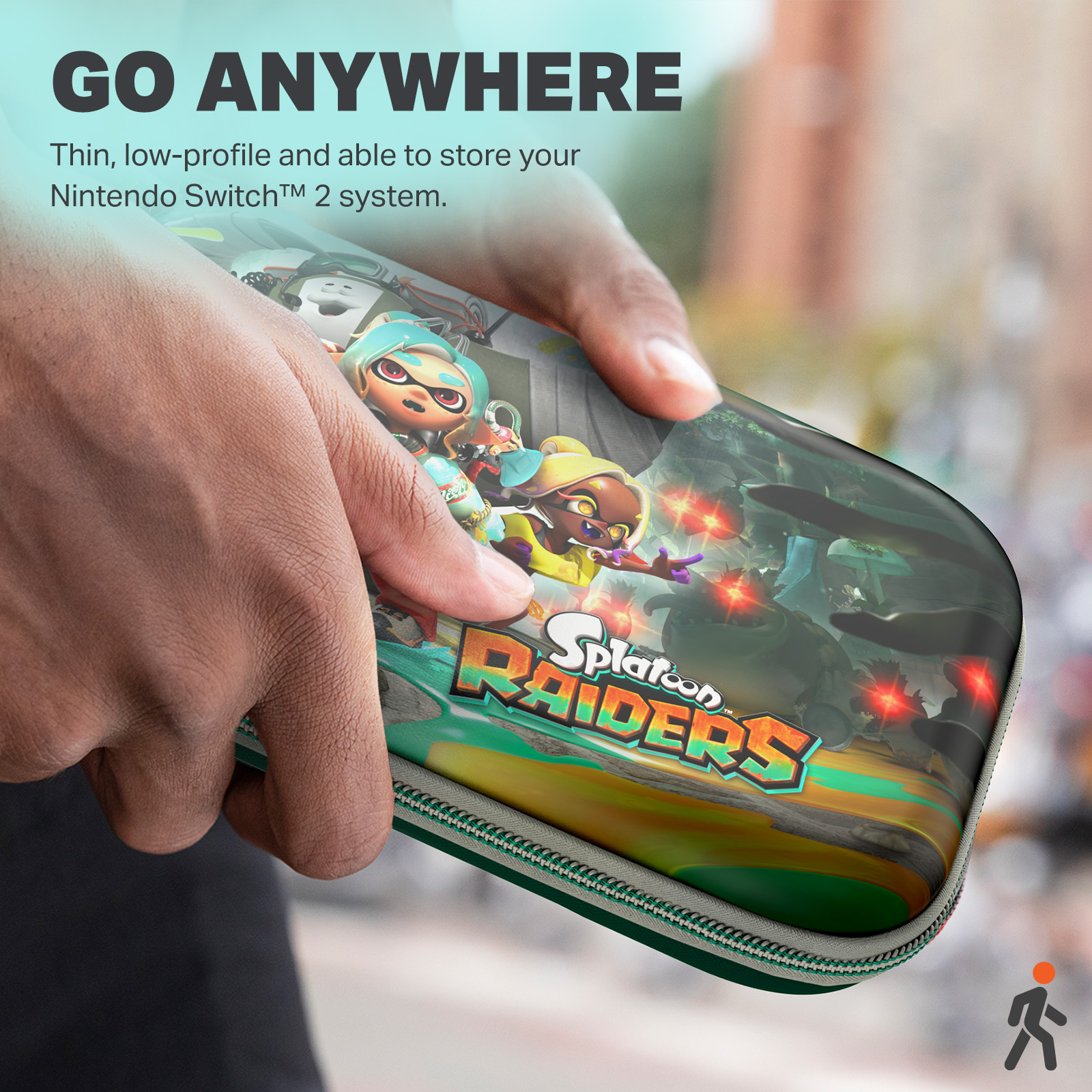 Hände halten eine Nintendo Switch-Hülle mit Splatoon Raiders-Motiv.