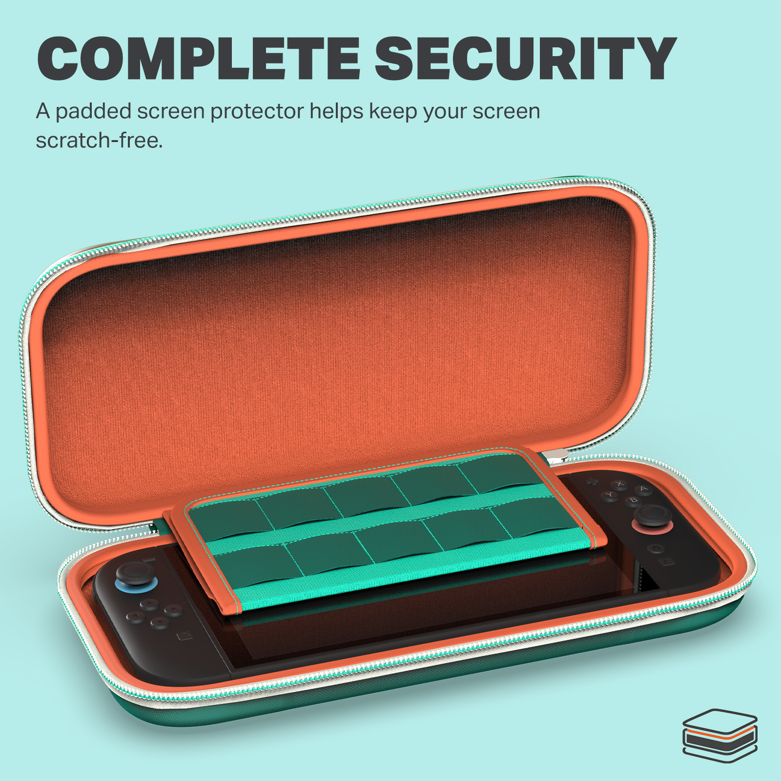 Ein offenes Gaming-Case mit einem schwarzen Handheld-Gerät und einem Netzfach.