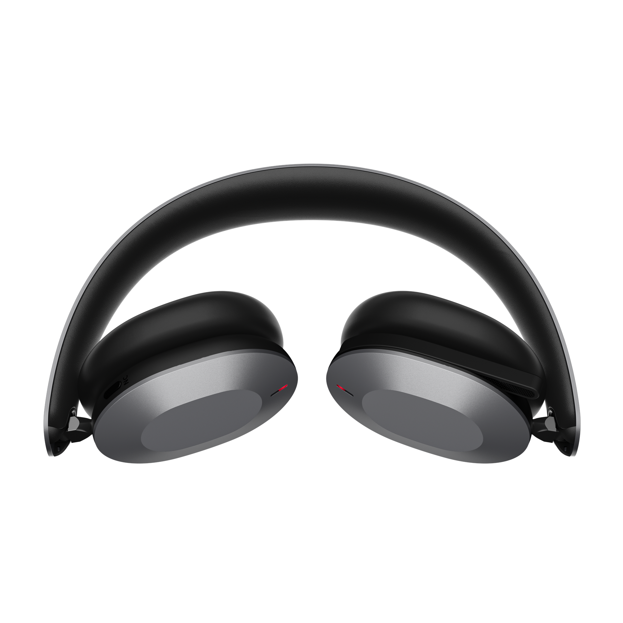 Auriculares negros con detalles plateados y luces rojas sobre fondo negro.