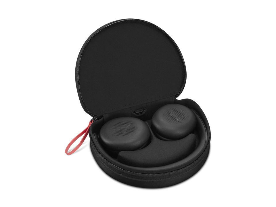 Estuche negro para auriculares con auriculares dentro y asa roja.
