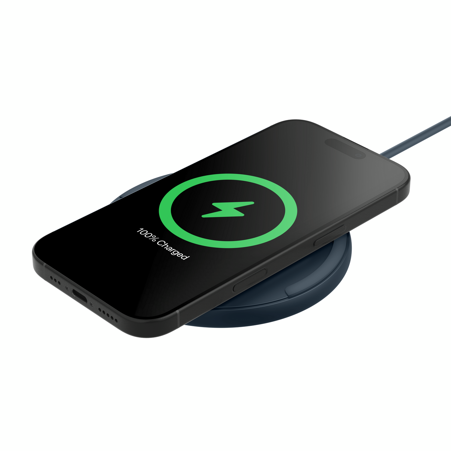 Un smartphone negro descansa sobre una base de carga oscura, mostrando 100% cargado.