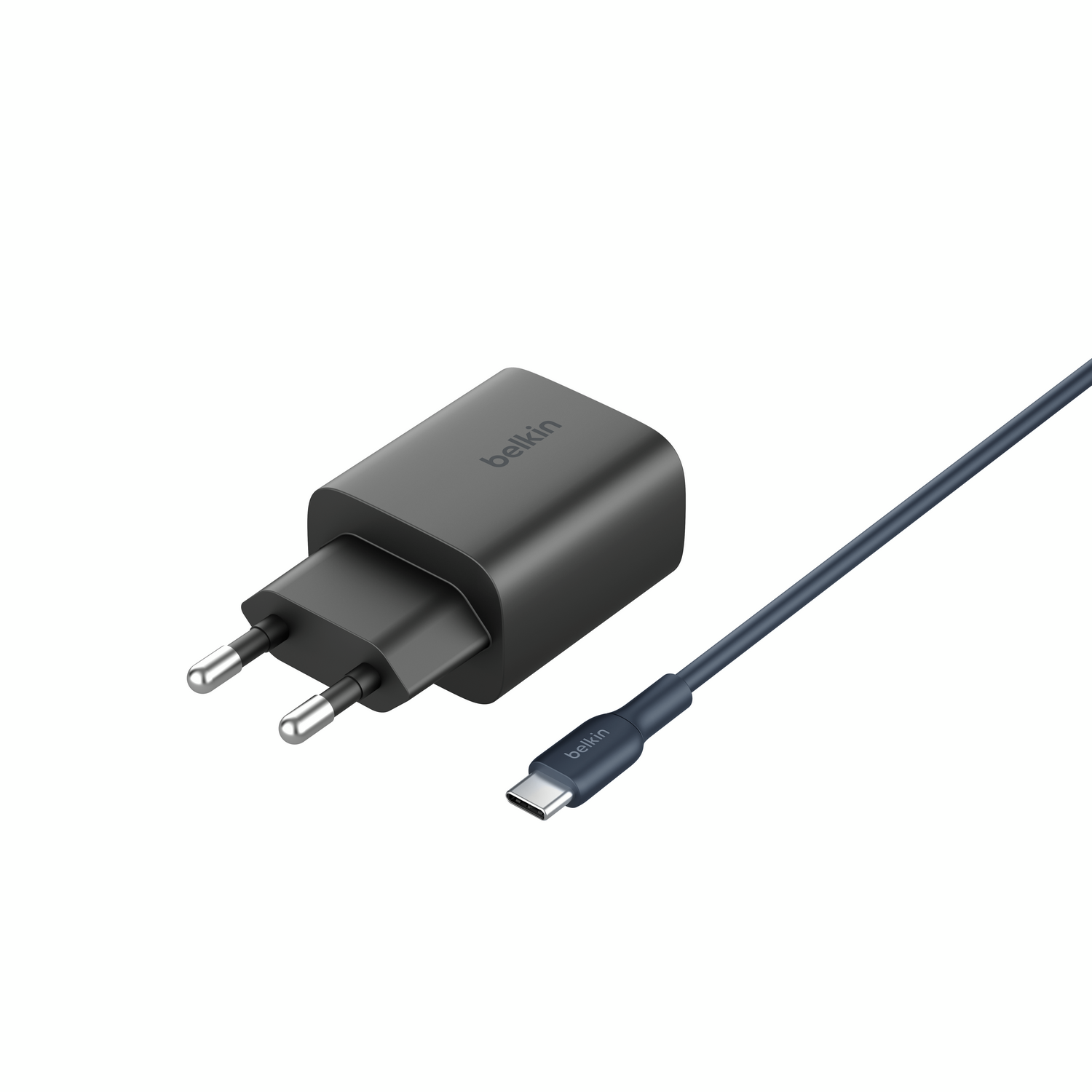 Un cargador Belkin negro con dos clavijas metálicas y un cable USB-C.