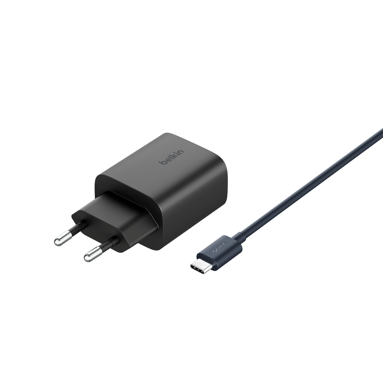 Adaptador de pared negro de dos clavijas junto a un cable USB-C de Belkin.