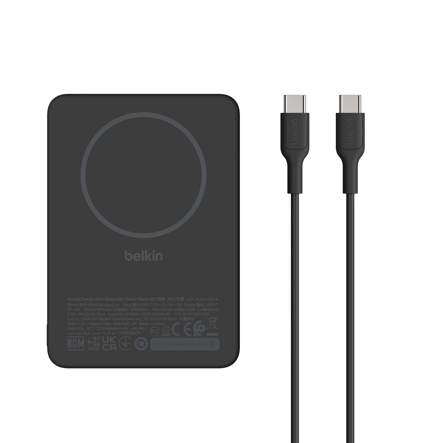 Una batería externa Belkin negra y dos cables USB-C sobre fondo negro.