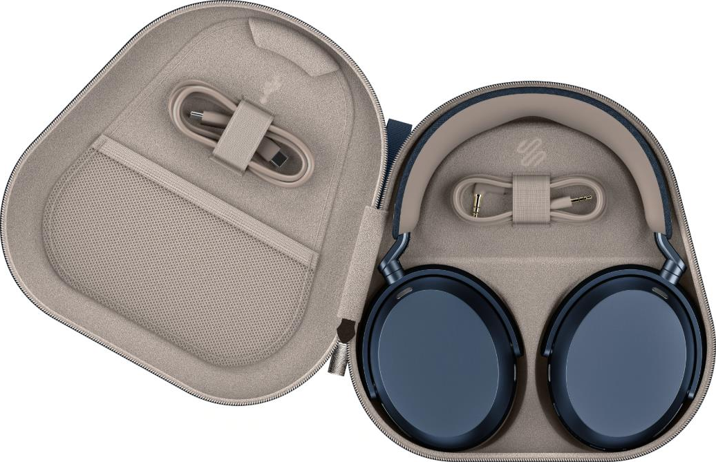 Un paio di cuffie blu scuro con accessori in una custodia grigia aperta.