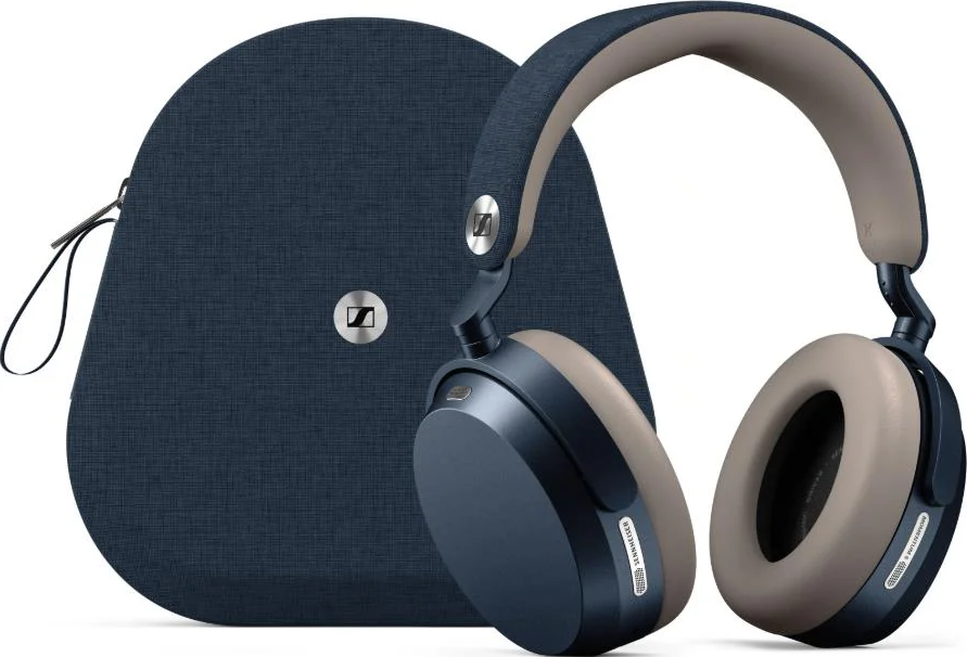 Un paio di cuffie blu scuro con cuscinetti beige accanto alla custodia blu scuro abbinata.