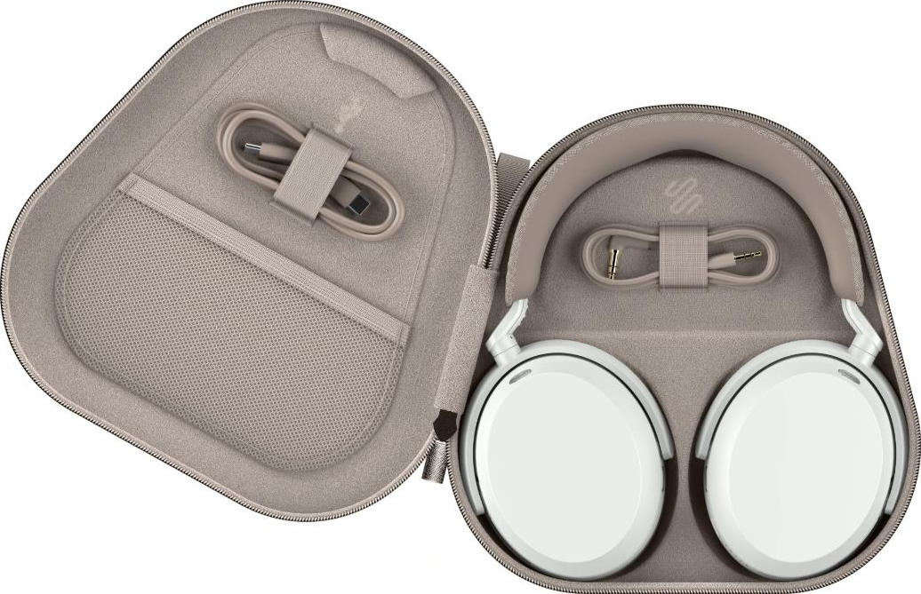 Cuffie bianche con accessori in una custodia da viaggio beige.