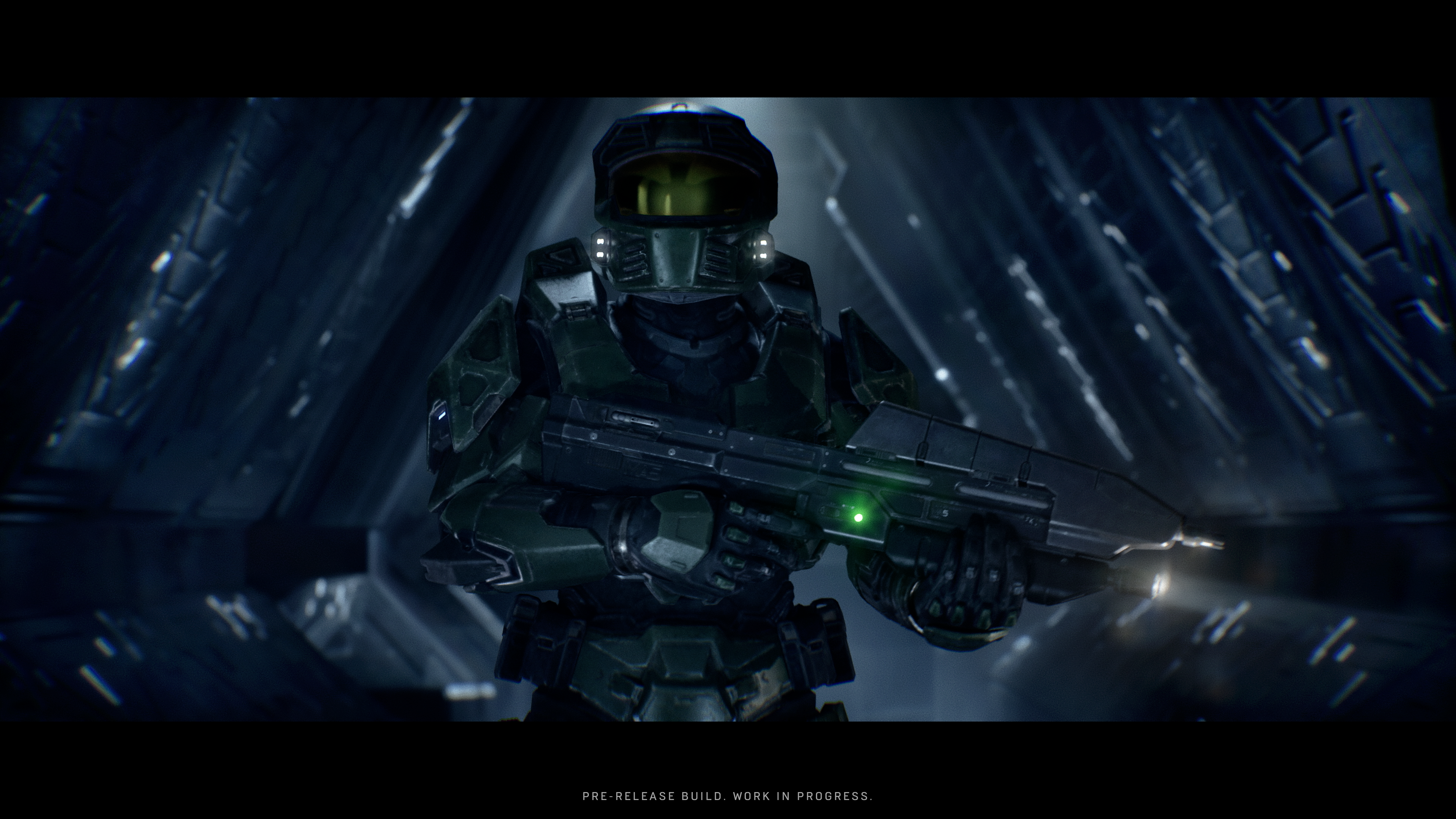 Un soldat en armure verte tient un fusil futuriste. L'arrière-plan est sombre et métallique.