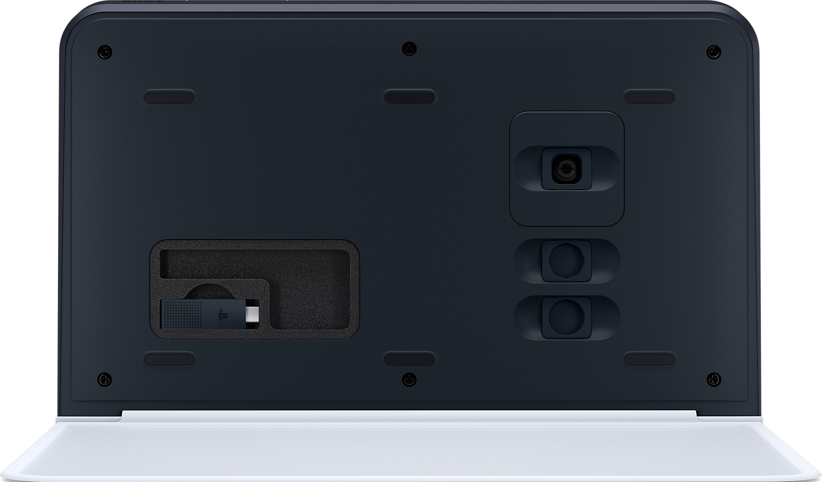 La parte inferiore di un dispositivo scuro con un dongle USB in un vano.