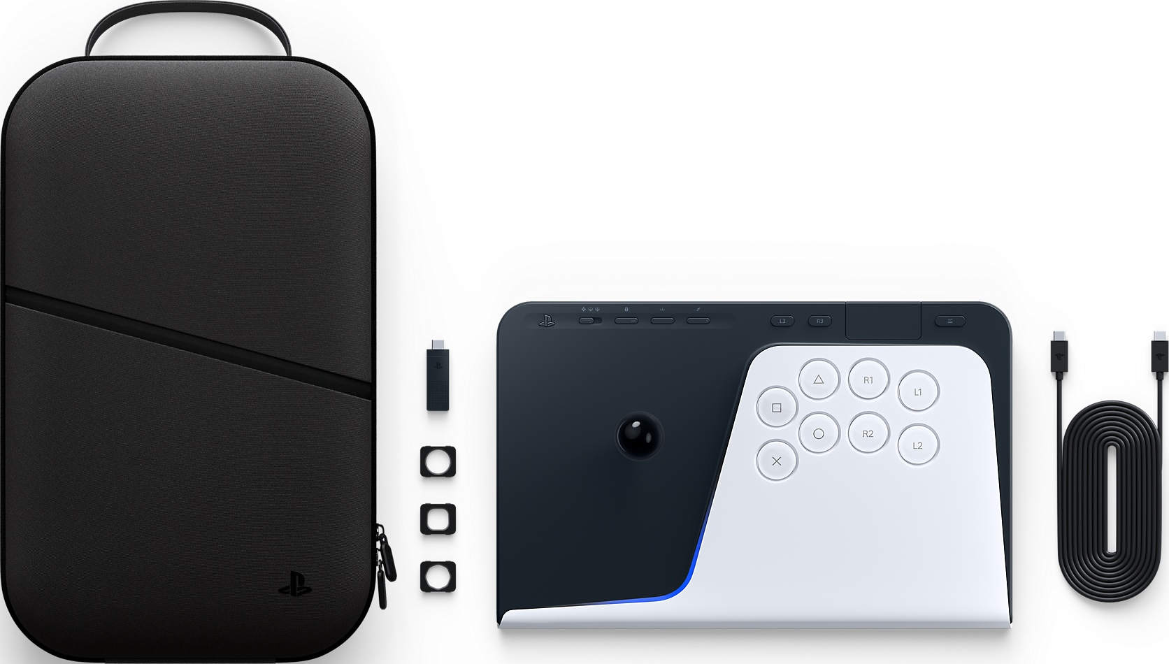 Custodia nera, accessorio controller, stick USB e cavo su sfondo bianco.