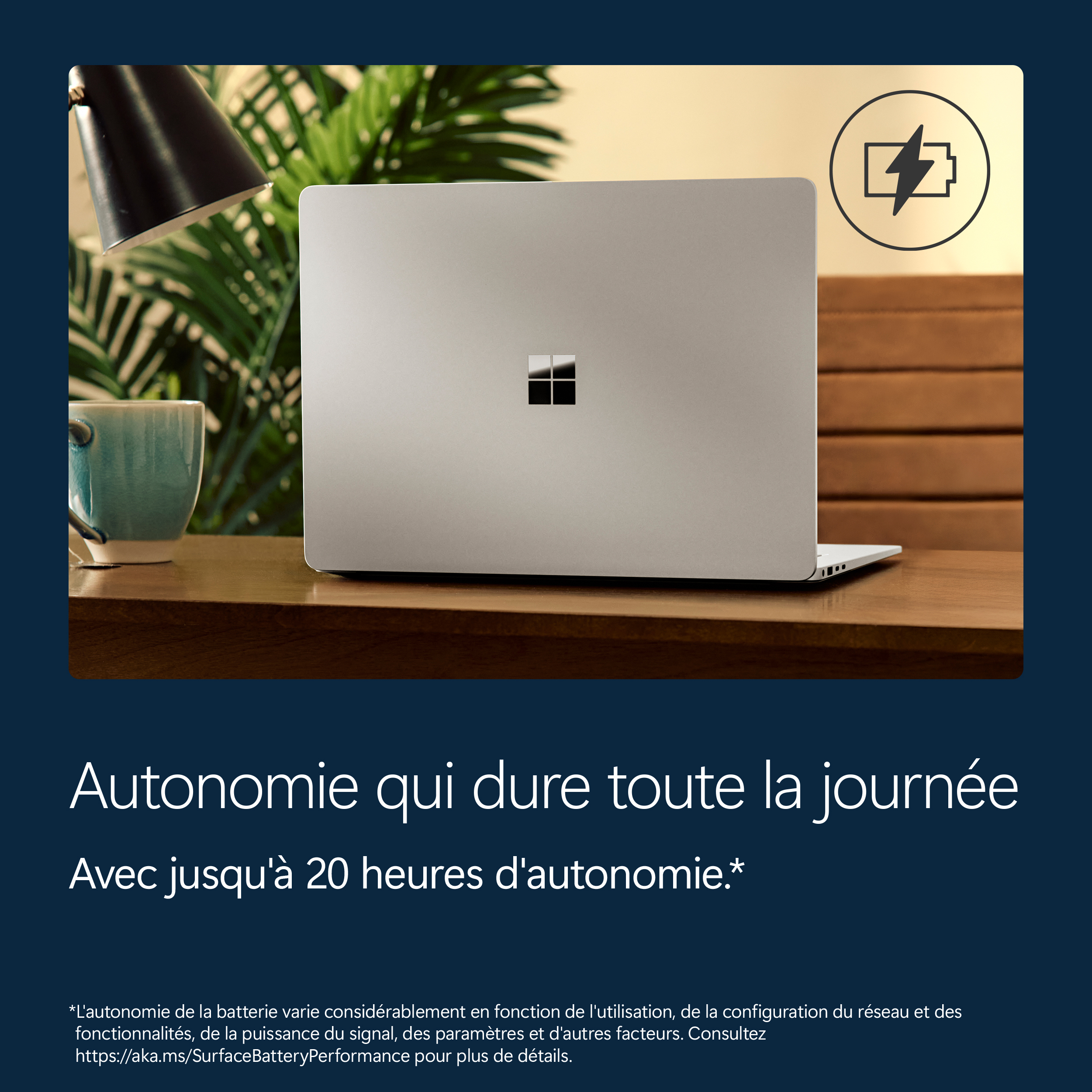 Un ordinateur portable sur un bureau avec une tasse et une lampe à l'arrière.